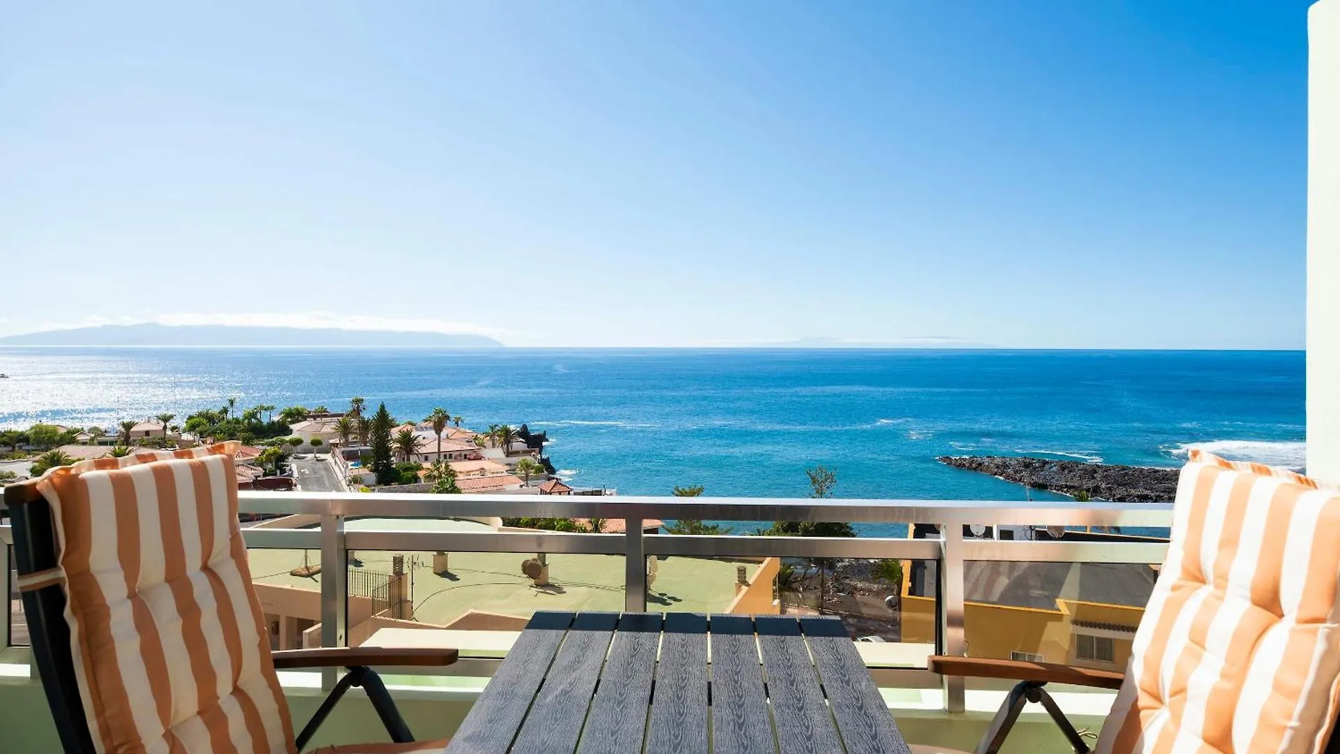 Modern Cozy Ocean View Apartment Near The Beach With Swimming Pool In Complex Puerto de Santiago
