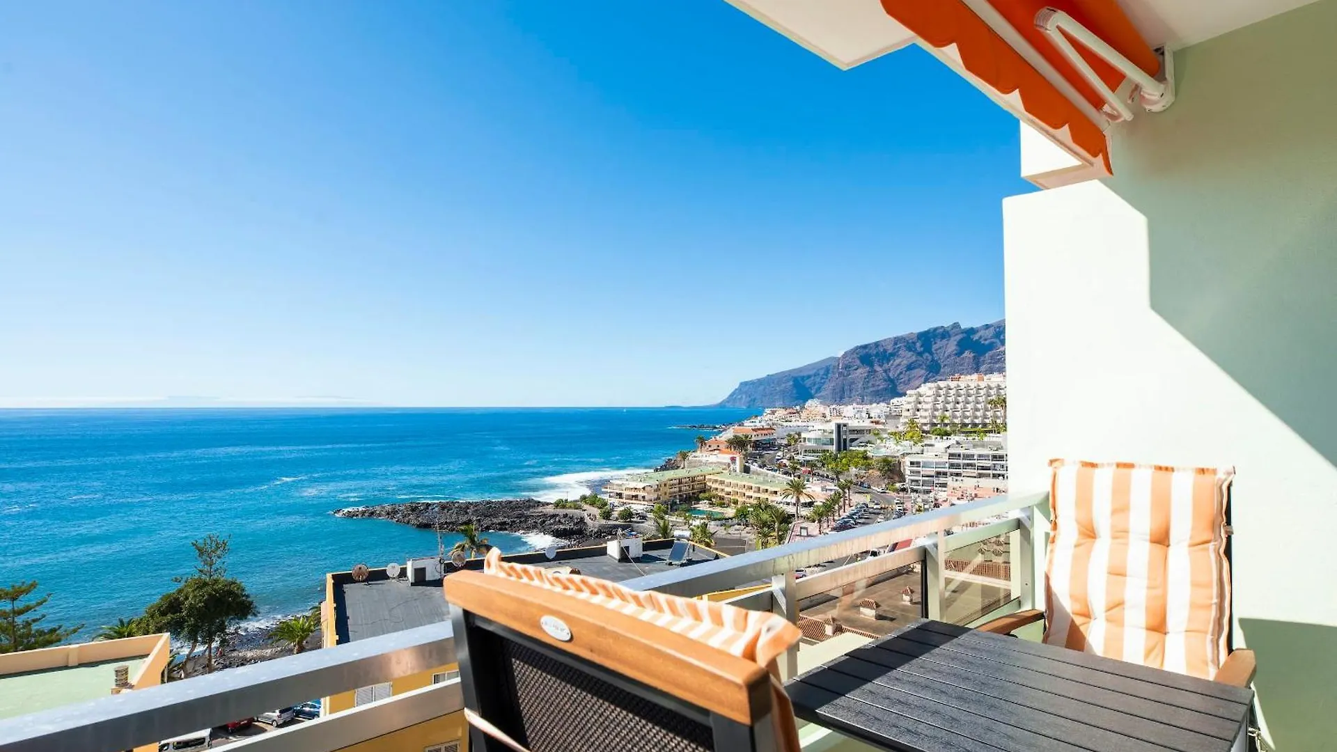 Modern Cozy Ocean View Apartment Near The Beach With Swimming Pool In Complex Puerto de Santiago
